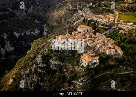 Une photo de drone en grand angle montrant l'architecture en pierre et les toits en terre cuite d'Èze perchés sur une crête rocheuse. Banque D'Images