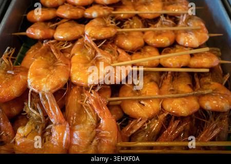 Satay de crevettes à Angkringan, un délicieux plat de rue traditionnel d'Indonésie. Banque D'Images
