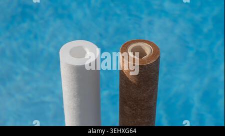 Cartouches de filtre de piscine propres et sales pour l'entretien et le remplacement de la filtration de l'eau de piscine Banque D'Images