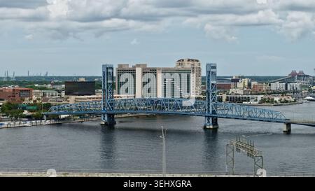 Vue aérienne du pont de la rue principale et de la promenade Northbank Riverwalk le long de la rivière Johns avec l'horizon de la ville sous un ciel nuageux à Jacksonville, Flor Banque D'Images