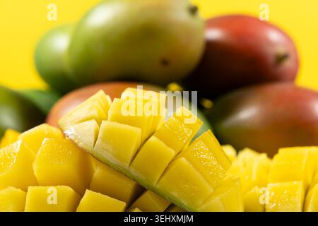 Moitiés de mangue juteuses avec motif coupé en cube Banque D'Images