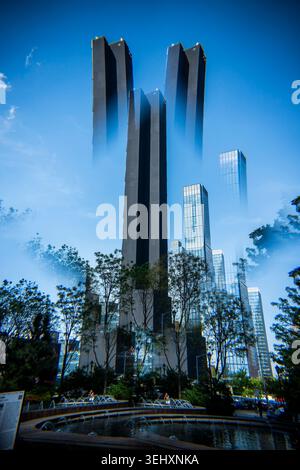 L’hôtel Hudson Yards inachevé, habillé de noir, développé par le Marx Development Group, s’élève au-dessus des structures environnantes le mardi 5 mai 2026. (© Richard B. Levine) photographié avec un filtre prismatique Banque D'Images