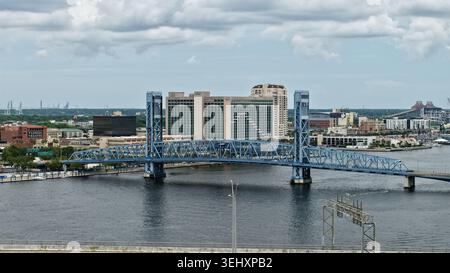 Vue aérienne du pont bleu main Street qui enjambe la rivière Johns près de Riverfront Plaza avec les gratte-ciel de la ville et l'hôtel Hyatt Regency à Jackson Banque D'Images