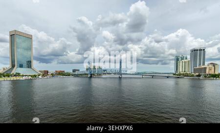 Vue aérienne de Riverfront Plaza et le pont bleu de la rue principale enjambant la rivière Johns avec l'horizon du centre-ville sous un ciel nuageux à Jacksonvi Banque D'Images