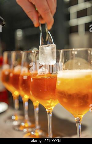 Gros plan de verres avec spritz orange, glaçons sont ajoutés, Cafe Kuh, Deckenpfronn, Allemagne Banque D'Images