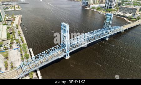 Vue aérienne du pont bleu de la rue principale enjambant la rivière équipée Johns avec des bâtiments de la ville et des allées riveraines Jacksonville, Floride, United Stat Banque D'Images
