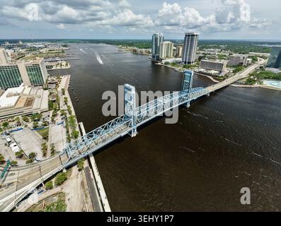 Vue aérienne du pont bleu de la rue main qui enjambe la rivière Johns avec l'horizon du centre-ville et Riverfront Plaza sous un ciel nuageux à Jacksonvi Banque D'Images