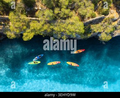 Vue aérienne drone de kayaks colorés, côte rocheuse, mer bleue Banque D'Images