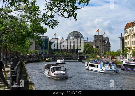 21 mai 2026, Berlin : des bateaux d'excursion sont en cours sur la Spree dans le quartier gouvernemental avec le bâtiment du Reichstag. Photo : Jens Kalaene/dpa Banque D'Images