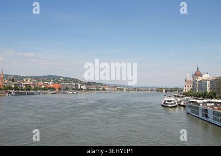 Budapest, Hongrie : vue depuis le pont des chaînes Széchenyi le long du Danube vers le bâtiment du Parlement hongrois et le pont Margaret Banque D'Images