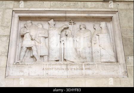 Budapest, Hongrie : Relief en pierre de la couronnement de saint Étienne sur la façade extérieure de la basilique Saint-Étienne, achevé par Jálics Ernő en 1938 Banque D'Images