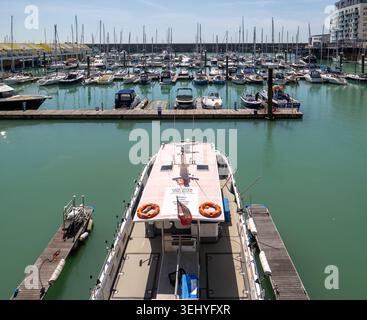 Bateaux de plaisance, yachts et bateaux de plaisance amarrés à Brighton Marina Banque D'Images