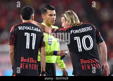 Le milieu de terrain des Red Bulls de New York, EMIL FORSBERG (10 ans) et l'attaquant des Red Bulls de New York, JORGE RUVALCABA (11 ans), se disputent avec le Rerferre à Sports Illustrated Sta Banque D'Images