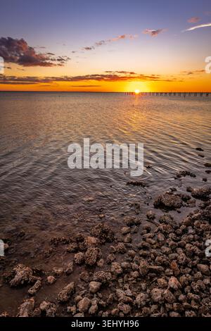 Coucher de soleil panoramique sur le golfe de Mexica à Punta Gorda, Floride Banque D'Images
