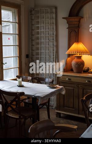 Intérieur confortable du restaurant avec lampe chaude et mobilier en bois Banque D'Images