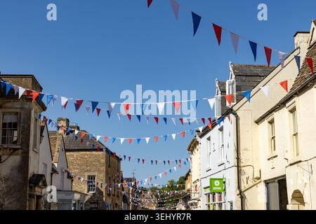 Rue de village anglaise traditionnelle décorée de banderole rouge blanche et bleue sous un ciel bleu clair à Corsham Wiltshire UK Banque D'Images