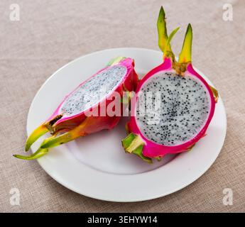 Fruits tropicaux sucrés, pitaya, sur la table Banque D'Images