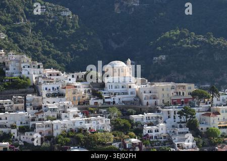 Vue surplombant la ville de Portafino sur la côte amalfitaine, Italie, prise de la route le long de la côte de Sorrente à Amalfi. Banque D'Images