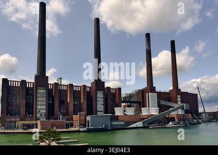 Wolfsburg, Allemagne - 06 juin 2025 : vue sur la centrale Volkswagen historique d'Autostadt avec ses quatre cheminées emblématiques debout contre un clou Banque D'Images
