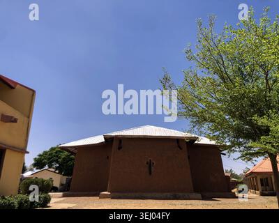 Zaria, Nigeria - 22 mars 2026 : vue de l'église historique de Bartholomew à Wusasa avec des murs de boue traditionnels et une fenêtre en forme de croix Banque D'Images