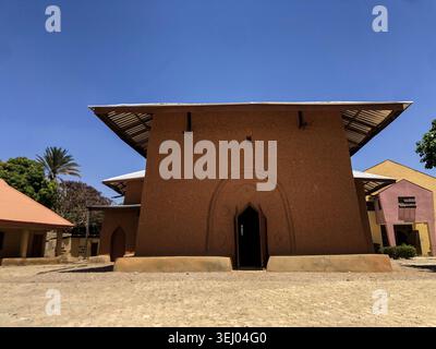 Zaria, Nigeria - 22 mars 2026 : vue de l'église historique de Bartholomew à Wusasa avec son architecture traditionnelle de boue sous un ciel bleu clair. Banque D'Images