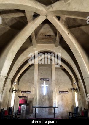 Zaria, Nigeria - 22 mars 2026 : vue de l'intérieur de l'église Saint-Barthélemy de Wusasa avec des arches de boue voûtées uniques et une croix brillante Banque D'Images