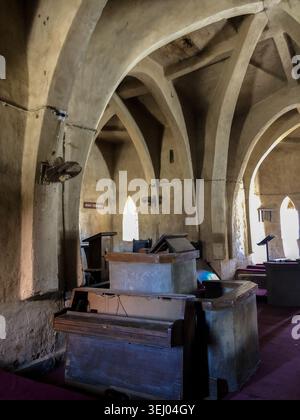 Zaria, Nigeria - 22 mars 2026 : vue de l'intérieur de l'église de Bartholomew à Wusasa avec plafonds voûtés de boue traditionnels, arcs pointus, Banque D'Images
