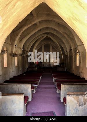 Zaria, Nigeria - 22 mars 2026 : vue de l'intérieur de l'église de Bartholomew à Wusasa avec des arches construites dans la boue, des plafonds voûtés et du pe en bois Banque D'Images
