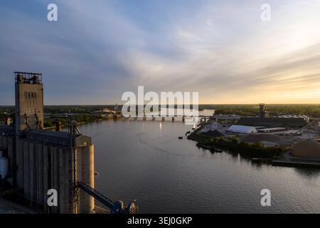 Toledo, Ohio, États-Unis. 25 mai 2026. Une vue aérienne de la rivière Maumee près de Toledo, Ohio brille au coucher du soleil, avec une lumière chaude qui se reflète sur l'eau tandis que la ligne d'horizon de la ville s'estompe dans une soirée calme et dorée du Midwest. (Crédit image : © Walter Arce GMG/ASP via ZUMA Press Wire) USAGE ÉDITORIAL SEULEMENT ! Non destiné à UN USAGE commercial ! Banque D'Images