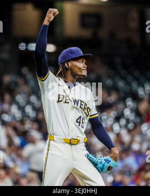 Milwaukee, États-Unis. 26 mai 2026. Abner Uribe, lanceur de relève des Milwaukee Brewers, réagit après avoir éliminé Alec Burleson, premier joueur des Louis Cardinals, dans la huitième manche du match MLB entre les Louis Cardinals et les Milwaukee Brewers à l'American Family Field à Milwaukee, Wisconsin, le mardi 26 mai 2026. Les Brewers ont battu les Cardinals 6-0. Photo de Tannen Maury/UPI crédit : UPI/Alamy Live News Banque D'Images