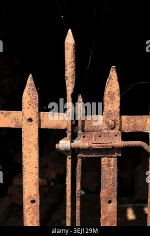 Porte en fer forgé rouillé avec verrou en Espagne Banque D'Images