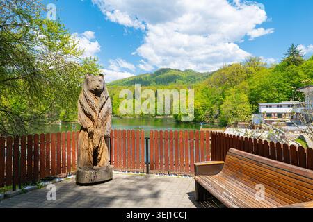 Statue d'ours en bois sur la terrasse au bord du lac de l'Ours à Sovata, Roumanie Banque D'Images