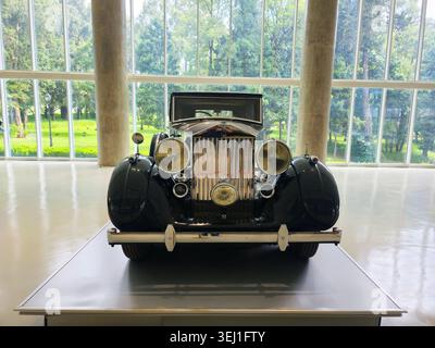 Voitures anciennes royales exposées dans le hall d'exposition automobile du Musée National du Palais à Addis-Abeba, Ethiopie. Banque D'Images