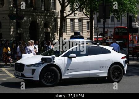 Trafalgar Square, Londres, Royaume-Uni. 24 mai 2026. Un taxi sans conducteur Waymo en essai routier dans le centre de Londres avant le lancement du taxi sans conducteur Banque D'Images