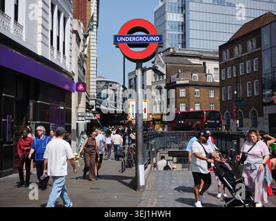 Le panneau emblématique du métro londonien à Borough Station à Londres, en Angleterre, Banque D'Images