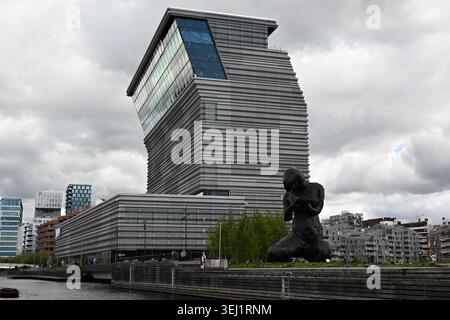 Le musée d'art Edvard Munch à Oslo, Norvège avec la mère, une sculpture de Tracey Emin au premier plan Banque D'Images