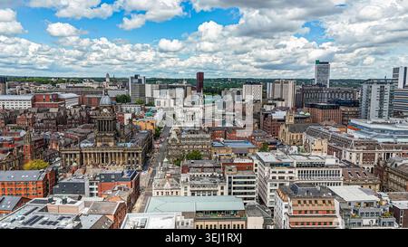 LEEDS, Royaume-Uni - 18 mai 2026 - un drone aérien vue panoramique sur le centre-ville de Leeds avec des quartiers commerçants et commerçants Banque D'Images