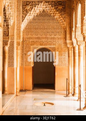 Vue de l'architecture islamique complexe et des sculptures de muqarnas ornées dans les palais nasrides du complexe de l'Alhambra Grenade, Andalousie, Espagne. Banque D'Images