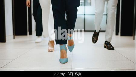 Marche, jambes et gens d'affaires dans le bureau pour l'atelier, le département financier et l'examen du budget de l'entreprise. Pieds, professionnels et employés avec Banque D'Images