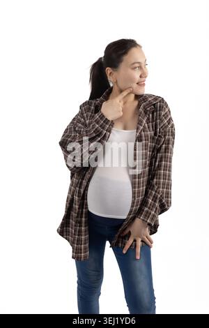 Jeune femme enceinte se retournant et regardant de côté dans le studio Banque D'Images