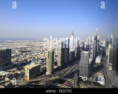 Skyline de Dubaï de l'ascenseur de grande hauteur avec des autoroutes, gratte-ciel, vue sur la mer, avenir urbain de luxe, ville intelligente, destination d'affaires Banque D'Images
