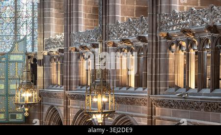 Liverpool, Angleterre - 07 oct. 2023 - à l'intérieur de la cathédrale de Liverpool, d'énormes piliers de grès rouge s'élèvent le long d'une galerie surélevée, mettant en vedette la délicate po Banque D'Images