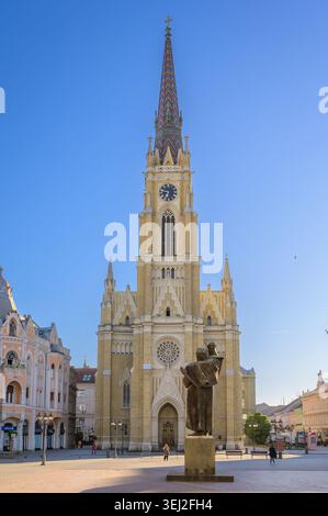 Novi Sad - Serbie, 14 mai :, 2026 : la cathédrale de Novi Sad, également connue sous le nom de l'église du nom de Marie, est encadrée par une grande arche, son impressionnant gothique Banque D'Images