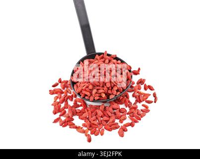 Baies de goji séchées, ou wolfberry, dans une grande cuillère noire ronde sur fond blanc. Banque D'Images