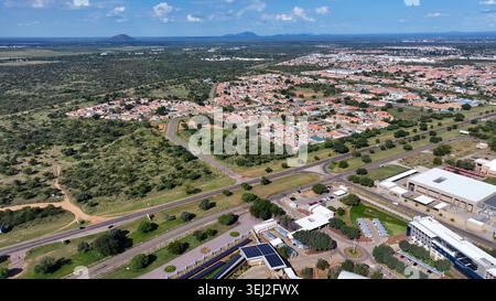 La perspective haute-angle montre un vaste développement de logements résidentiels intégré dans le paysage arbuste naturel près d'une route principale à Gabor Banque D'Images