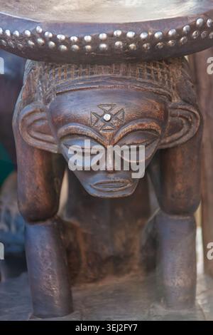 Tabouret de prestige caryatid Luba du Congo, avec une figure ancêtre féminine sculptée à la main soutenant un siège circulaire orné d'une écharpe faciale complexe Banque D'Images