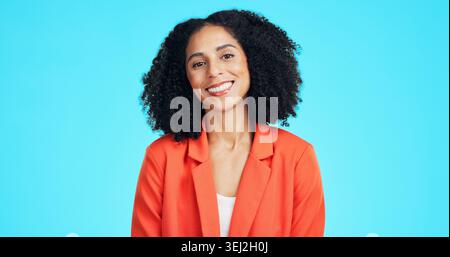 Sourire, femme et portrait de professeur en studio avec fierté professionnelle pour la carrière de l'éducation. Heureux, à propos de nous et éducateur élémentaire avec confiance Banque D'Images