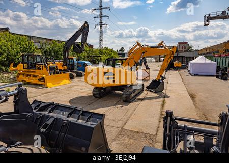 Excavatrices modernes et machines de construction lourde à la cour industrielle Banque D'Images