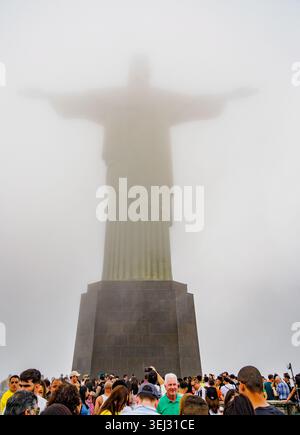 Figure fantomatique du Christ Rédempteur Christo Redentor haut sur la colline du Corcovado à Rio de Janeiro Brésil - une attraction touristique majeure et symbole de Rio Banque D'Images