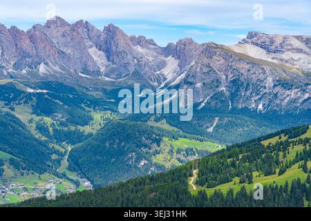 Vue panoramique sur la vallée du Val Gardena et le groupe de montagnes Puez-Geisler (Odle) depuis le flanc nord de Langkofel (Sassolungo) dans les Dolomites Banque D'Images
